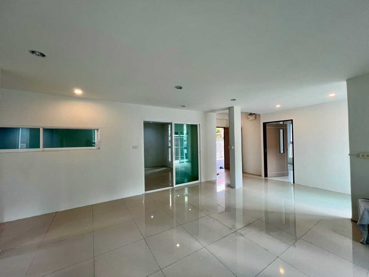 ขายบ้านลาดพร้าว เซ็นทรัลลาดพร้าว : ขายบ้านเดี่ยว 2 ชั้น (หลังมุม) ตกแต่งสไตล์โฮมออฟฟิศ ทำเลศักยภาพ ซอยวิภาวดี 20 แยก 8