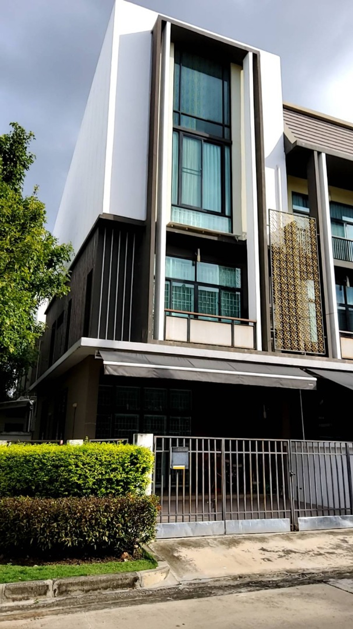 ให้เช่า ทาวน์โฮมห้องมุม พื้นที่ใช้สอย 207 ตร.ม. ย่านเตาปูน-วงศ์สว่าง 3 ชั้น, 6 ห้องนอน, 4 ห้องน้ำ พร้อมเฟอร์ เครื่องปรับอากาศ 6 เครื่อง Loading...