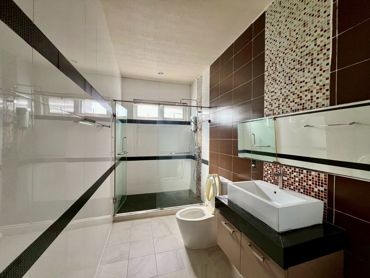 ขายบ้านลาดพร้าว เซ็นทรัลลาดพร้าว : ขายบ้านเดี่ยว 2 ชั้น (หลังมุม) ตกแต่งสไตล์โฮมออฟฟิศ ทำเลศักยภาพ ซอยวิภาวดี 20 แยก 8