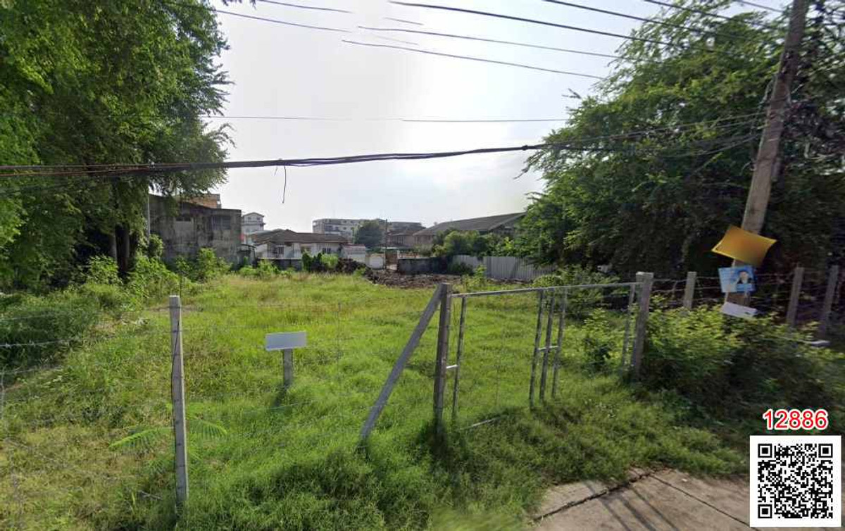 For RentLandOnnut, Udomsuk : Empty land for rent, at the beginning of Soi On Nut 40, Sukhumvit Road 77, area 216 sq m, suitable for a warehouse, office, restaurant, cafe, studio.