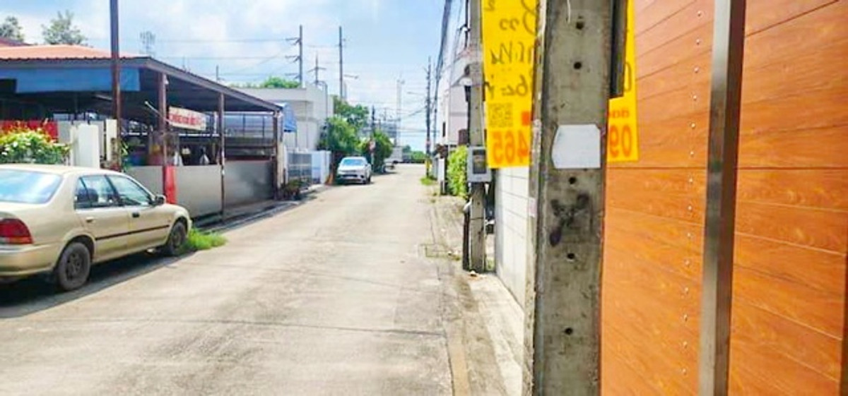 ARL LatKrabang 2.7km.Romklao19-29 Warehouse for rent 800sq.m. 200sq.wa. Debsirin Romklao School 800 Loading...