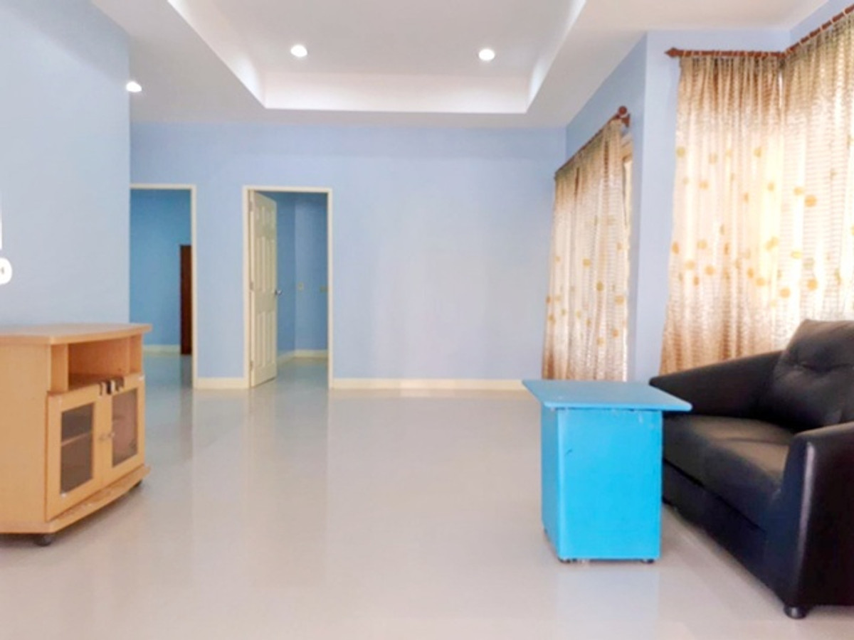 Robinson Chachoengsao 4.9 km. Single-storey house for rent newly renovated 52sq.wa. 202sq.m. ToyotaB Loading...