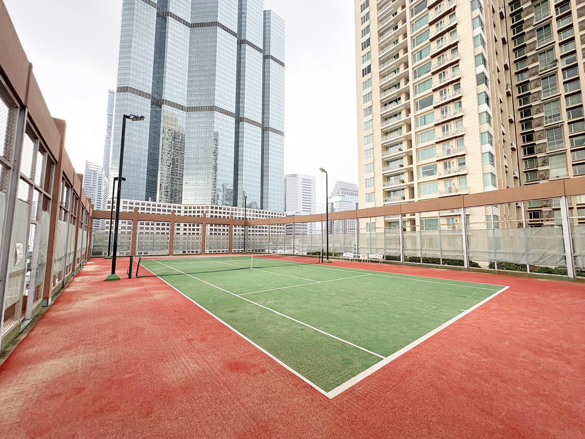 ขายคอนโดสาทร นราธิวาส : 💦✨ เพนท์เฮาส์พร้อมสระว่ายน้ำส่วนตัว – มีเพียง 4 ห้องเท่านั้นในทั้งโครงการ! ✨💦