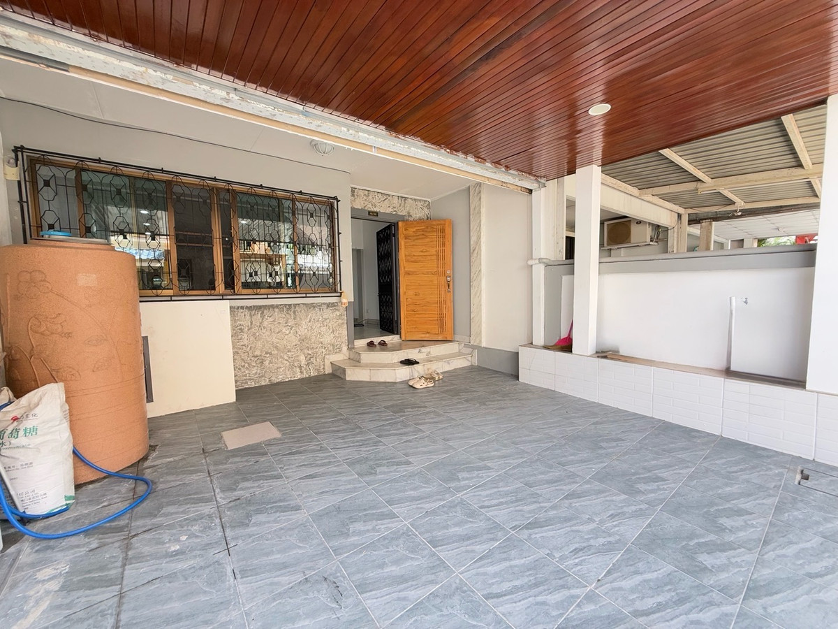 R 100 Townhome for rent, 4 bedrooms, 3 bathrooms, near The Nine Rama 9, fully furnished, ready to move in. Loading...
