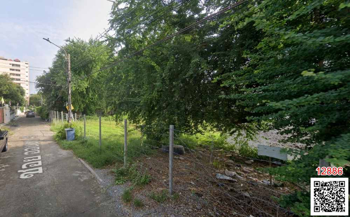 Empty land for rent, at the beginning of Soi On Nut 40, Sukhumvit Road 77, area 216 sq m, suitable for a warehouse, office, restaurant, cafe, studio. Loading...
