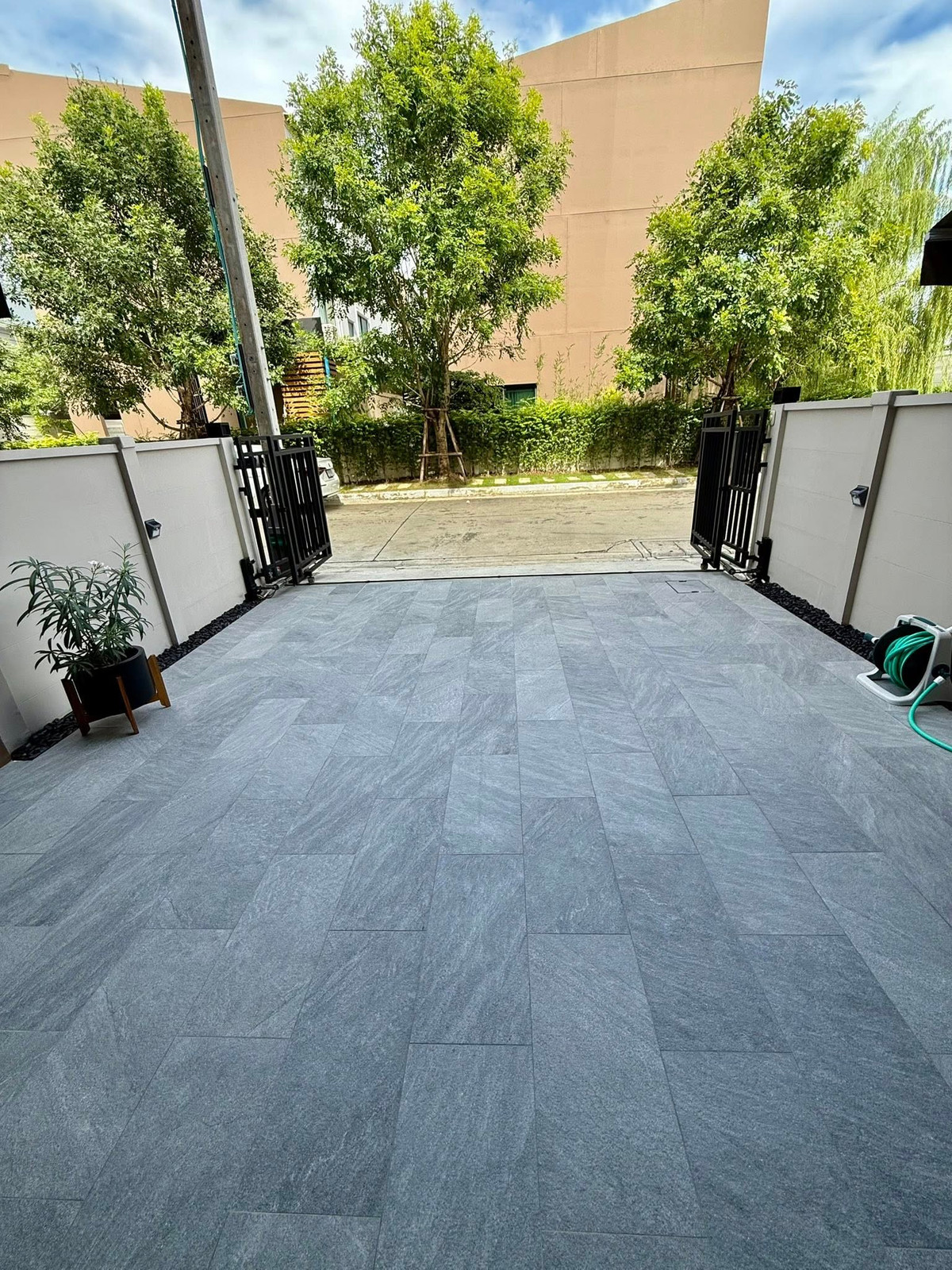 ขายทาวน์โฮมมีนบุรี-ร่มเกล้า : บ้านกลางเมือง พระราม 9 - กรุงเทพกรีฑา / 1 ห้องนอน (ขาย), Baan Klang Muang Rama 9 - Krungthep Kreetha / 1 Bedroom (FOR SALE) BZD004