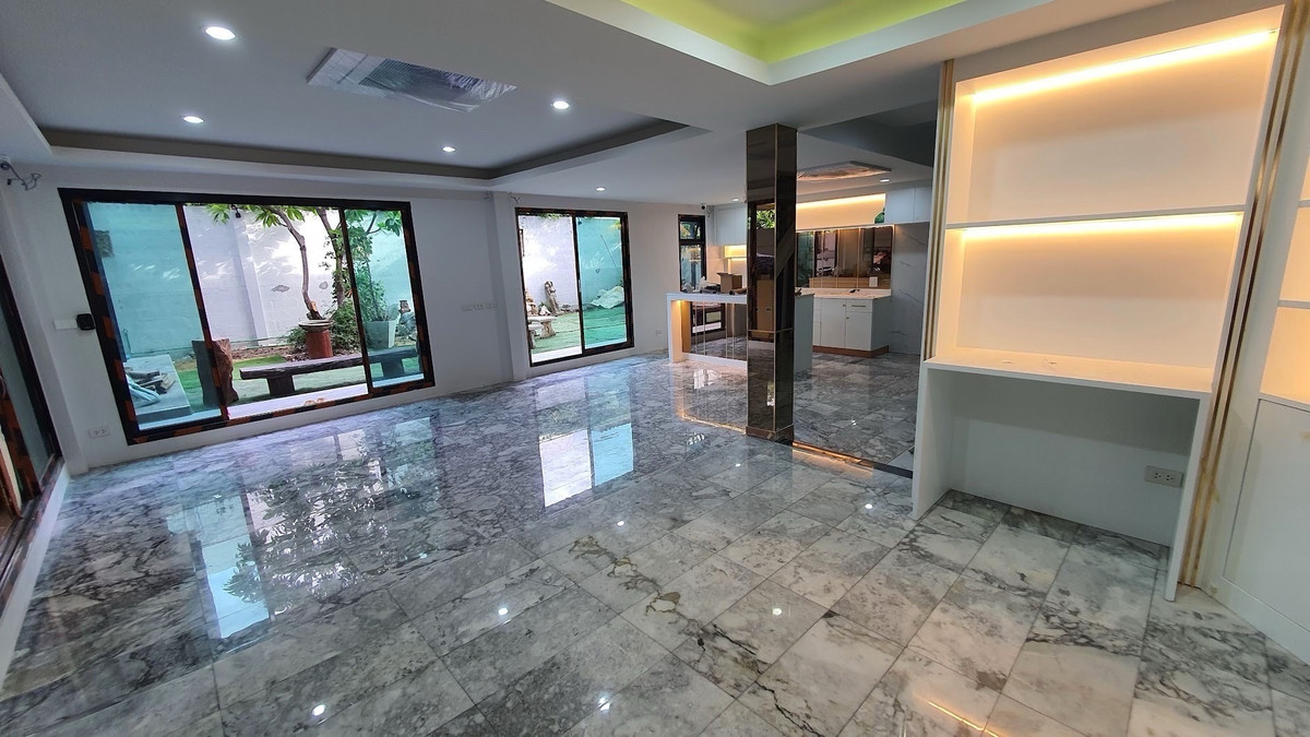 For RentHouseChokchai 4, Ladprao 71, Ladprao 48, : ✨ 👍Available 1 Jan 2026For rent/ sale house in Ladprao Chok chai 4, 5 bedrooms, petfriendly, just renovated.