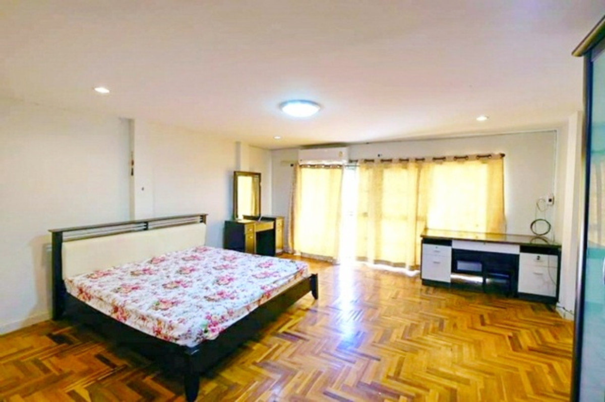 OnNut35-41 MRT Khlong Klantan 1km. 3-story townhouse for rent 26sq.wa. 306s.m. 2.6km. to Bangkok Chr Loading...