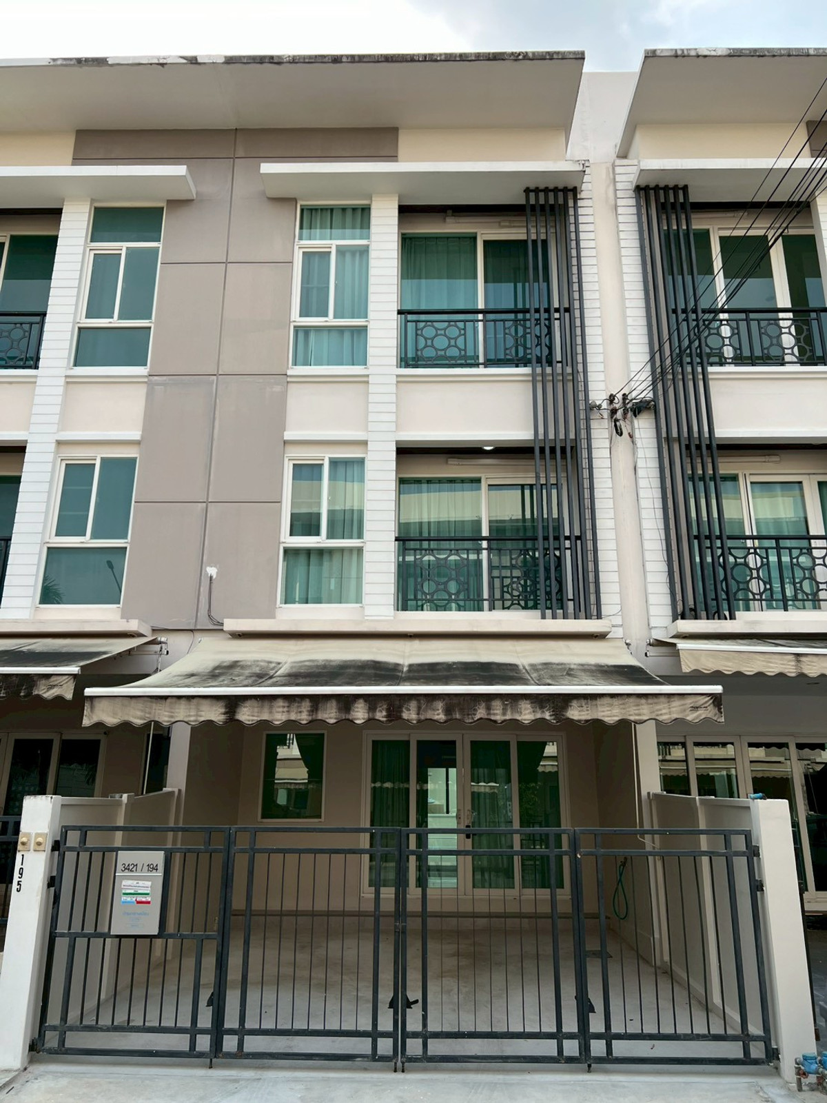 For SaleTownhomePattanakan, Srinakarin : Baan Klang Mueng Rama 9 (Motorway) / 3 Bedrooms (FOR SALE) BZD022