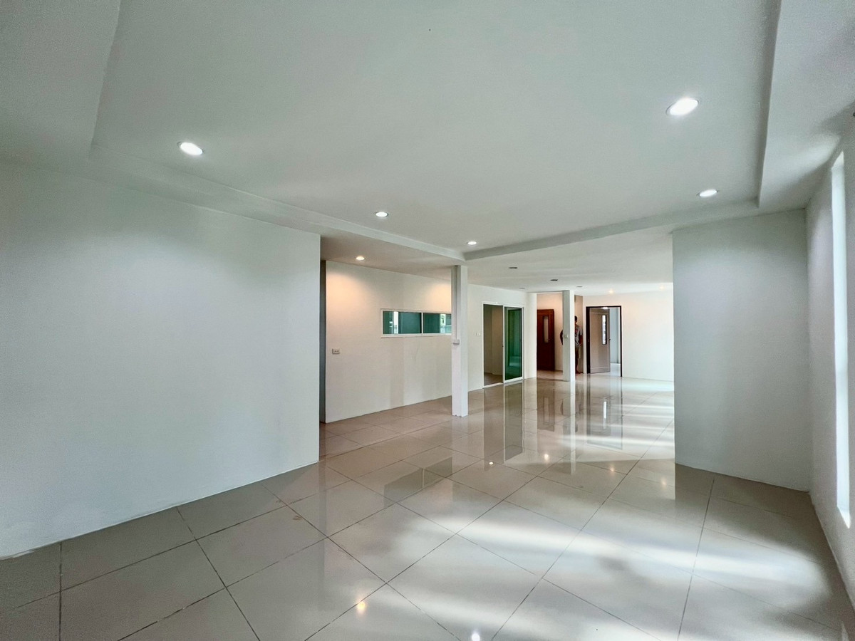 ขายบ้านลาดพร้าว เซ็นทรัลลาดพร้าว : ขายบ้านเดี่ยว 2 ชั้น (หลังมุม) ตกแต่งสไตล์โฮมออฟฟิศ ทำเลศักยภาพ ซอยวิภาวดี 20 แยก 8