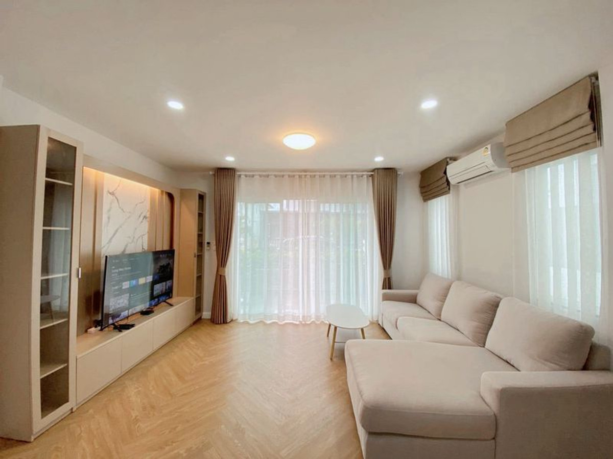 ปล่อยเช่าบ้านเดี่ยว 2 ชั้น ตกแต่งครบ พร้อมเข้าอยู่ หมู่บ้าน Lake Valley Bowin ศรีราชา  Loading...