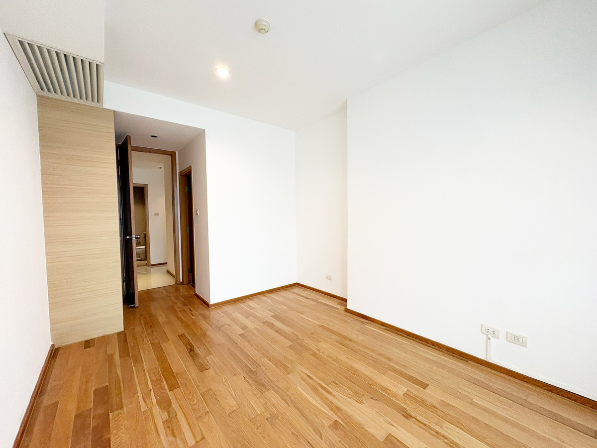 ขายคอนโดสาทร นราธิวาส : 💦✨ เพนท์เฮาส์พร้อมสระว่ายน้ำส่วนตัว – มีเพียง 4 ห้องเท่านั้นในทั้งโครงการ! ✨💦