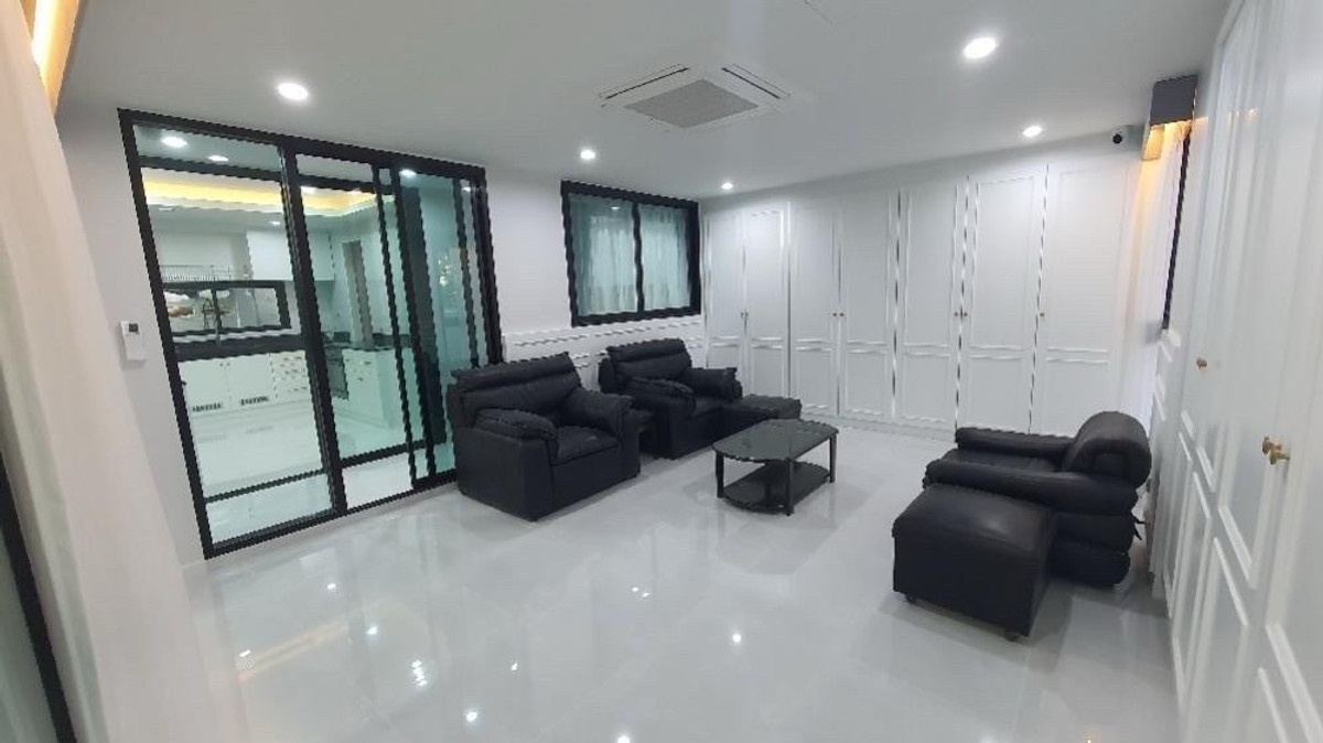 For RentHouseChokchai 4, Ladprao 71, Ladprao 48, : ✨ 👍Available 1 Jan 2026For rent/ sale house in Ladprao Chok chai 4, 5 bedrooms, petfriendly, just renovated.