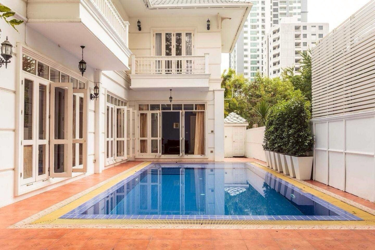 ขายบ้านสุขุมวิท อโศก ทองหล่อ : ขายบ้านพร้อมที่ดิน Prime Location — ซอยสุขุมวิท 33 (ตรงข้าม EmSphere)