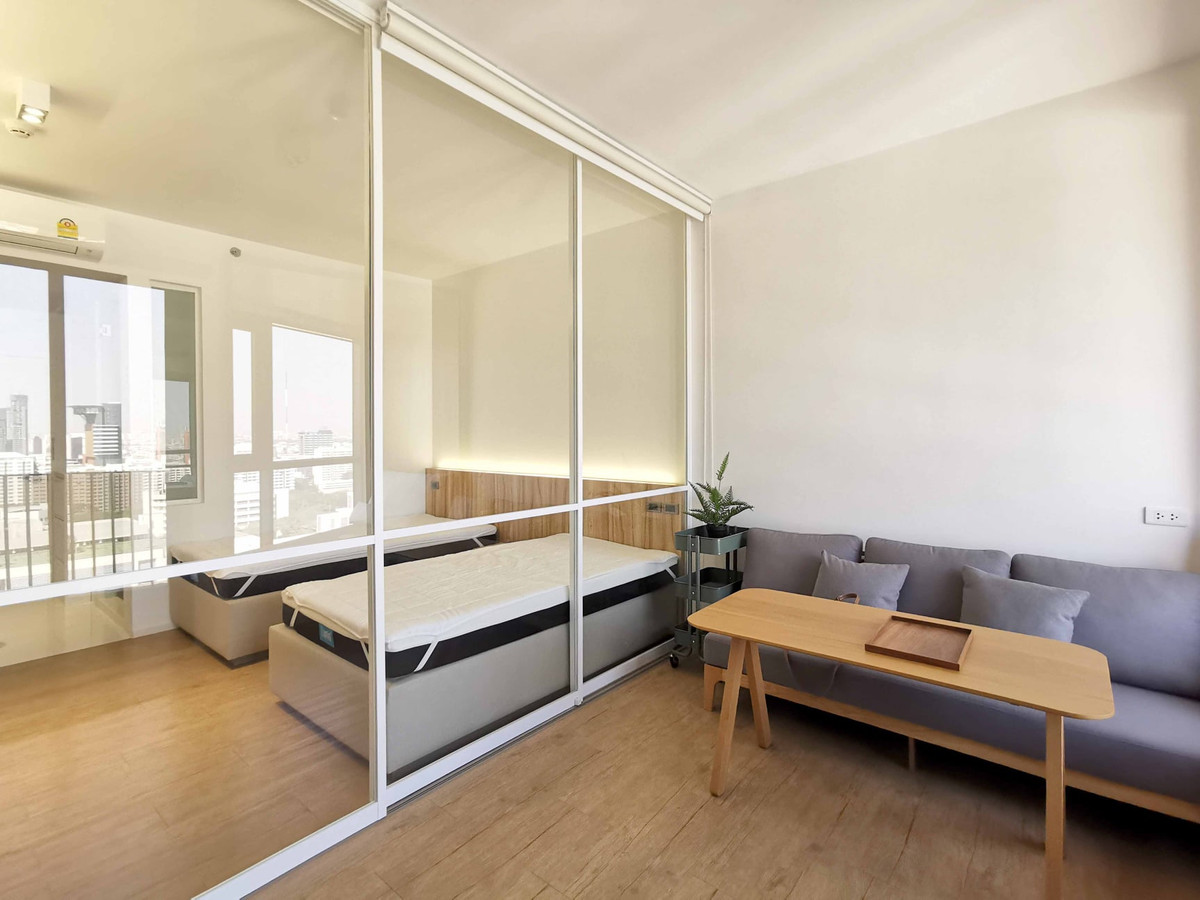 For RentCondoSiam Paragon ,Chulalongkorn,Samyan : Triple Y Residence【𝐑𝐄𝐍𝐓】🔥Spacious and comfortable room with a reading corner perfect for working/reading🔥  Contact Line ID: @hacondo