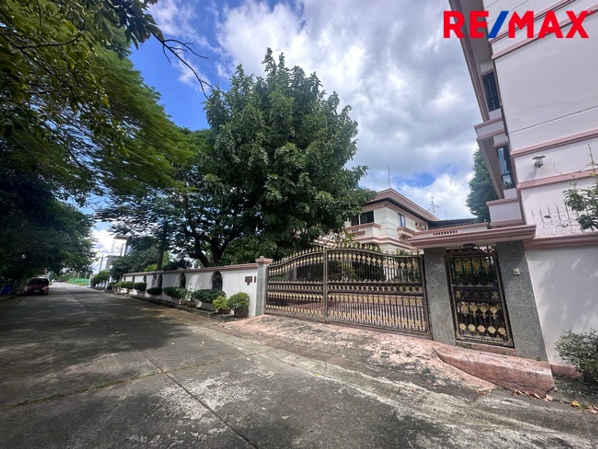 บ้านเดี่ยว 2 ชั้น และอาคารตึก 3 ชั้น บนที่ดิน 428.6 ตร.ว. สวนหลวงนิเวศน์ เฉลิมพระเกียรติ ร.9 ซอย 34 ติดถนนใหญ่ ในราคา 42 ล้านบาท Loading...