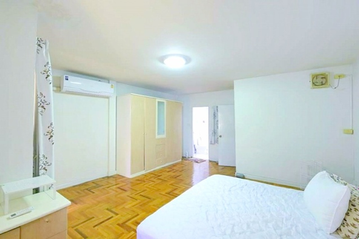OnNut35-41 MRT Khlong Klantan 1km. 3-story townhouse for rent 26sq.wa. 306s.m. 2.6km. to Bangkok Chr Loading...