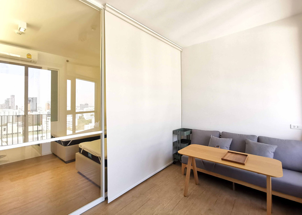 For RentCondoSiam Paragon ,Chulalongkorn,Samyan : Triple Y Residence【𝐑𝐄𝐍𝐓】🔥Spacious and comfortable room with a reading corner perfect for working/reading🔥  Contact Line ID: @hacondo