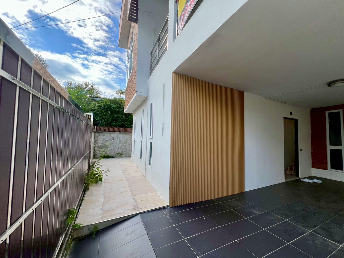 ขายบ้านลาดพร้าว เซ็นทรัลลาดพร้าว : ขายบ้านเดี่ยว 2 ชั้น (หลังมุม) ตกแต่งสไตล์โฮมออฟฟิศ ทำเลศักยภาพ ซอยวิภาวดี 20 แยก 8