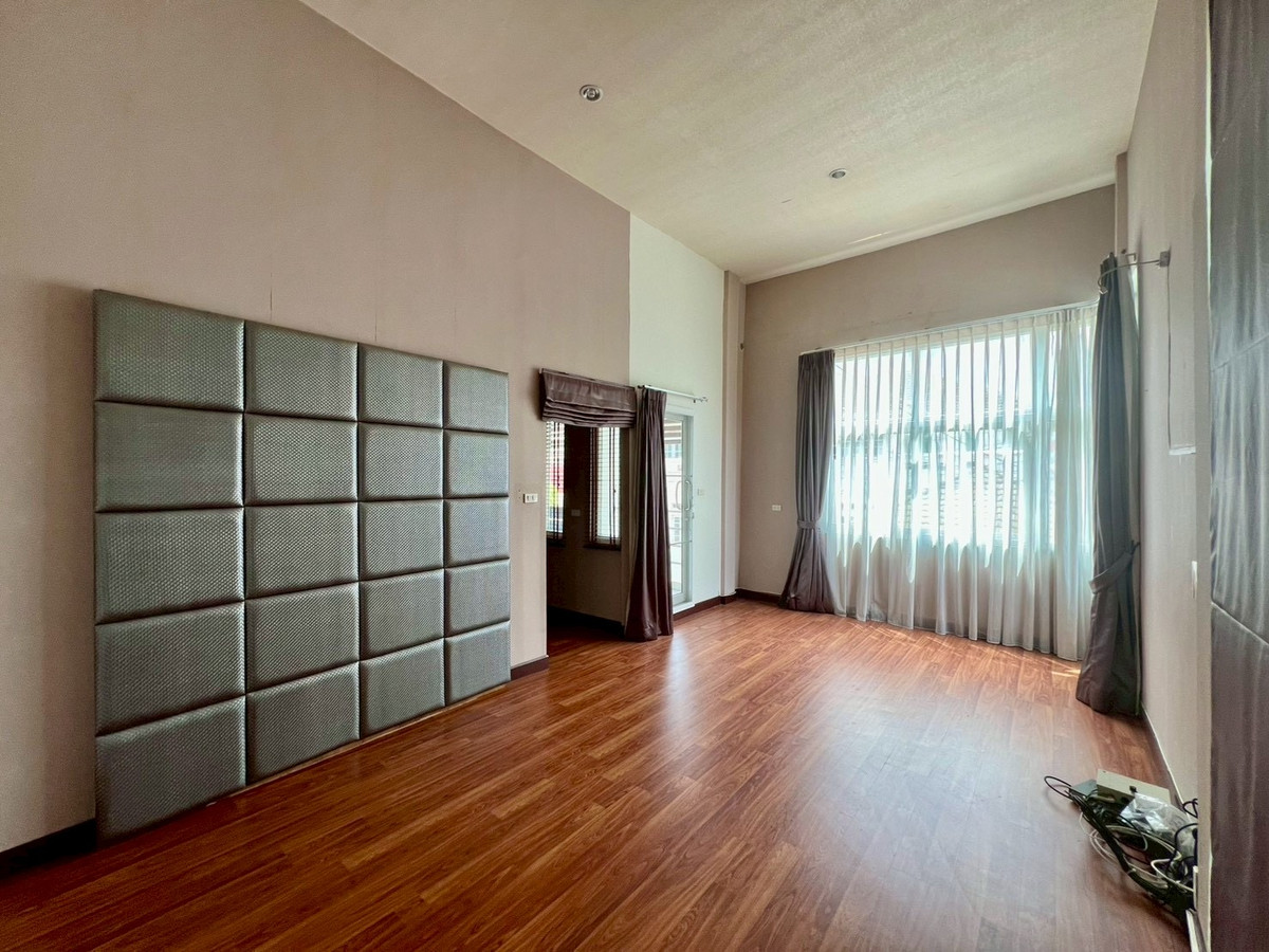 ขายบ้านลาดพร้าว เซ็นทรัลลาดพร้าว : ขายบ้านเดี่ยว 2 ชั้น (หลังมุม) ตกแต่งสไตล์โฮมออฟฟิศ ทำเลศักยภาพ ซอยวิภาวดี 20 แยก 8