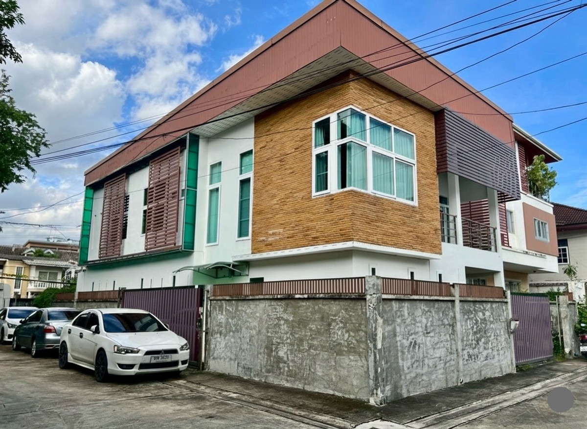 For SaleHouseLadprao, Central Ladprao : For Sale: 2-Storey Corner House with Home Office Design in Soi Vibhavadi 20, Yak 8