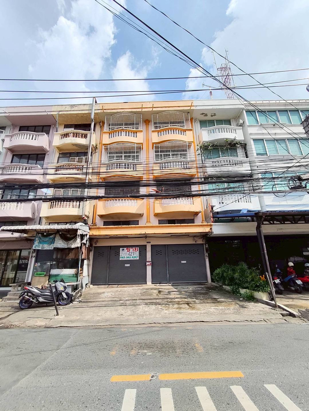 For SaleShop HouseChaengwatana, Muangthong : Commercial building, 4 and a half floors, 2 units connected together, total area 42.7 sq m. Soi Chaengwattana 10.  Commercial building or shophouse Soi Laksi District Opposite Chaengwattana Government Center