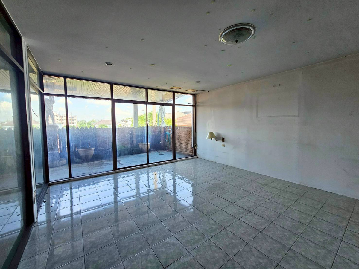 🏡 3-story detached house in the heart of Chaloem Phrakiat Rama IX - large area like a luxury home. Loading...