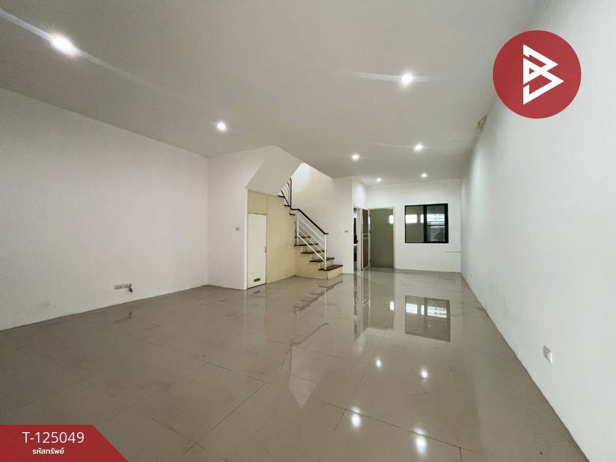 Townhouse for sale behind the edge SC Village Eastern-Bowin Chonburi Loading...
