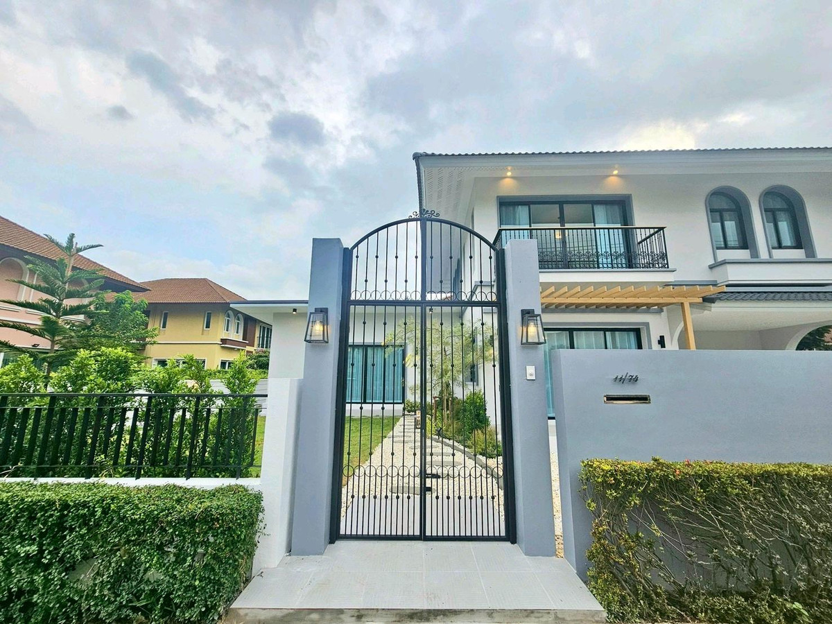 For SaleHouseNawamin, Ramindra : 2-story detached house, luxury home, The Takkhana Village. Pink Line Fashion Island Department Store, The Promenade, Big C, Makro, Lotus, near Hathaimit Fresh Market, Minburi Market, renovated and ready to move in. Free furniture
