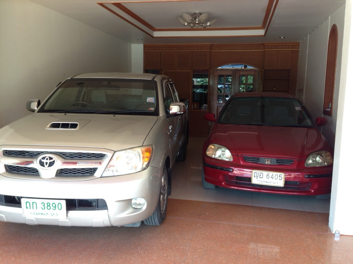 Commercial building for sale with tenants,  Loading...