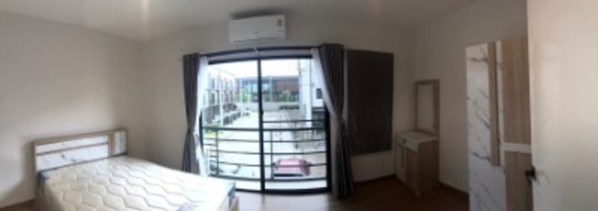 3-story townhome for rent Baan Klang Muang Srinakarin - On Nut project, air conditioned, fully furnished, 3 bedrooms, 3 bathrooms, 1 large living room, price 37,000/month. Loading...