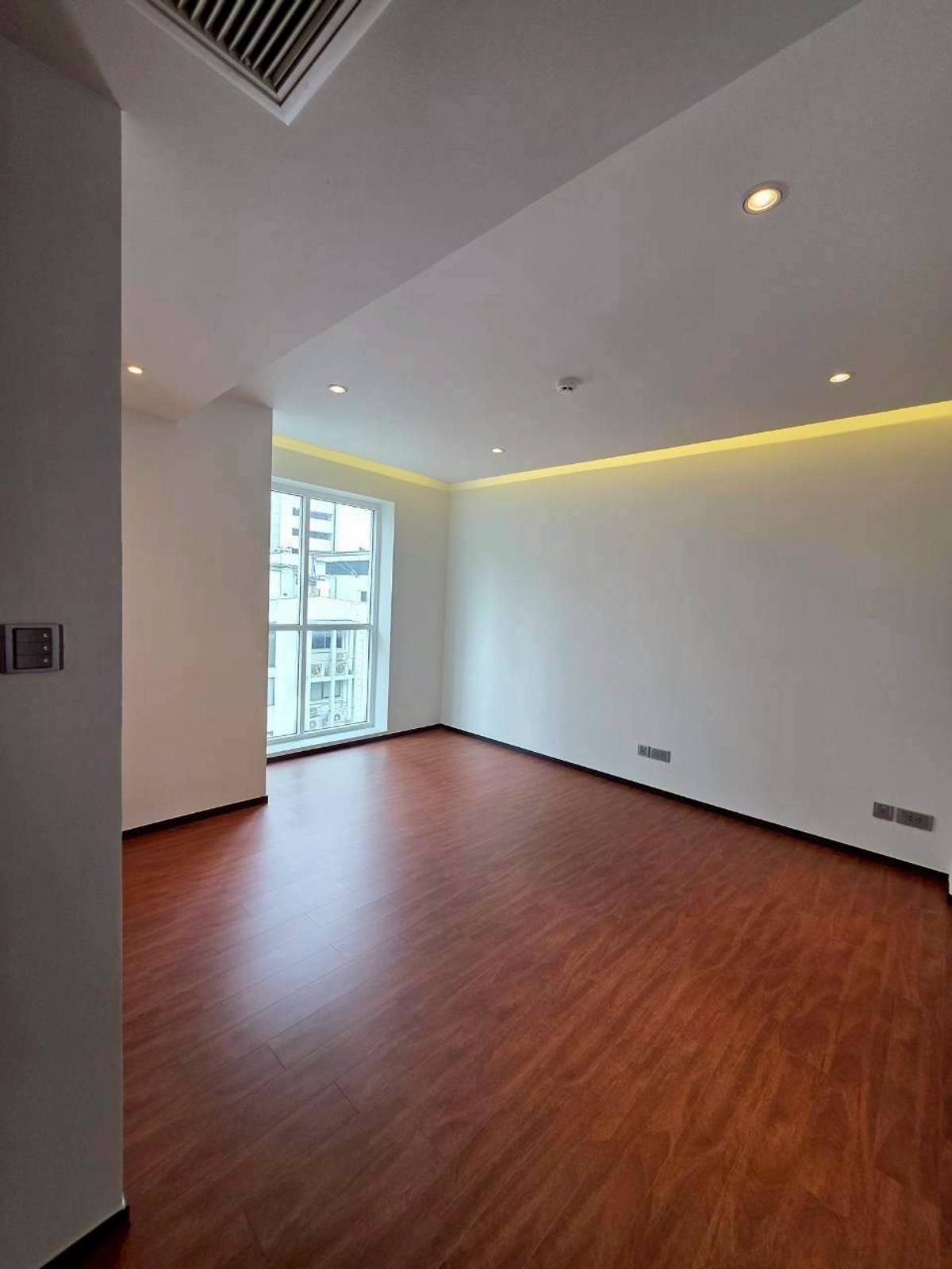 Spacious Freehold Residence with City & Park Views – The Private Residence Rajdamri Loading...