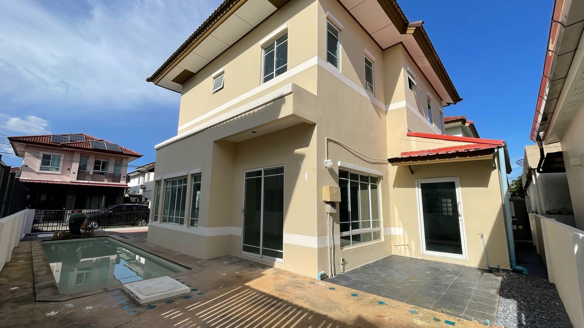Beautiful detached house for sale with swimming pool Promptpat 1 Project near Satit Pattana Panyainthra School Loading...