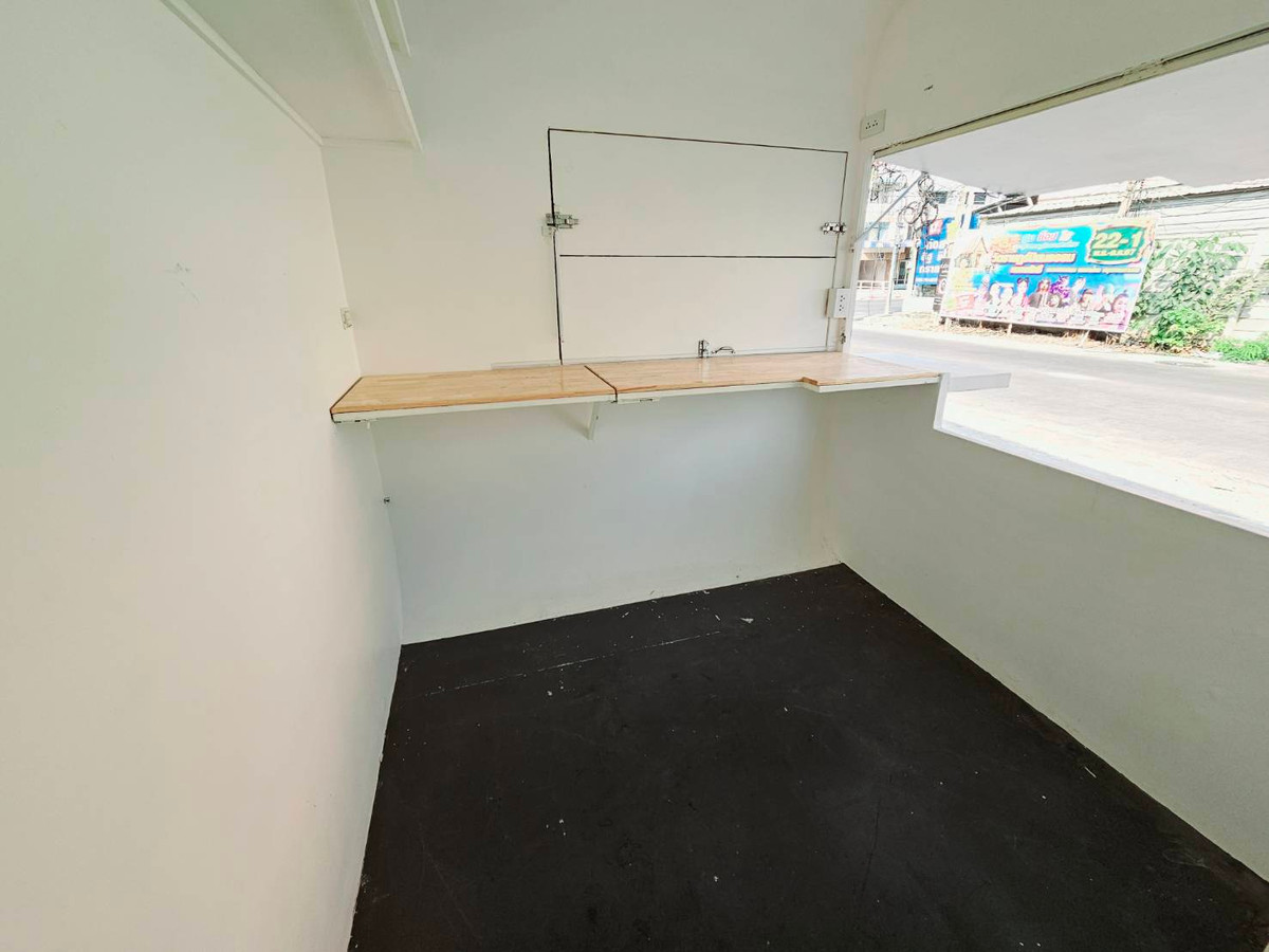 Shop for rent, prime location, ready to sell immediately. Loading...