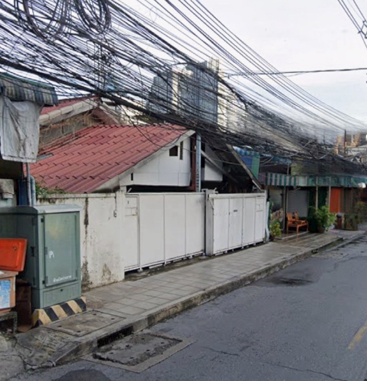 For RentRetail SpaceNana, North Nana,Sukhumvit13, Soi Nana : For sale/rent wooden house 59 square wah, Nana Sukhumvit, near BTS Ploenchit 200 meters, for doing business, can be decorated and renovated.