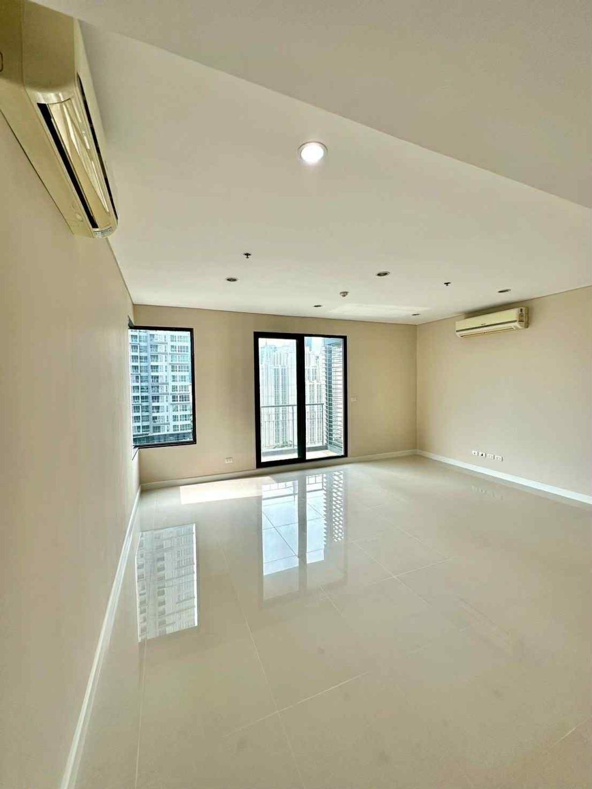 For SaleCondoRama9, Petchburi, RCA : Spacious 2-Bedroom Condo with City Views – Villa Asoke