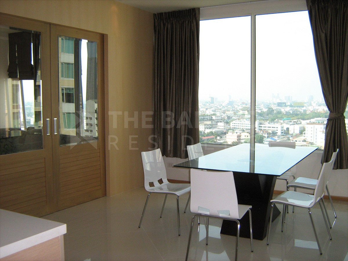 Exclusive for Rent! Rarely available spacious unit at a great price, perfectly located in the heart of Sathorn.🏆🏆The Empire Place Sathorn By Jinyanaz 🥇🥇 Loading...