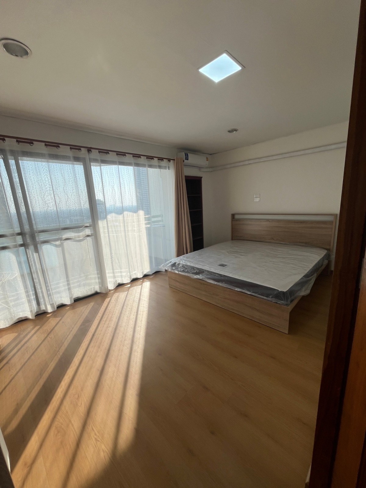 บางนา คอมเพล็กซ์ เรสซิเดนเชียล / Bangna Complex Residential Loading...