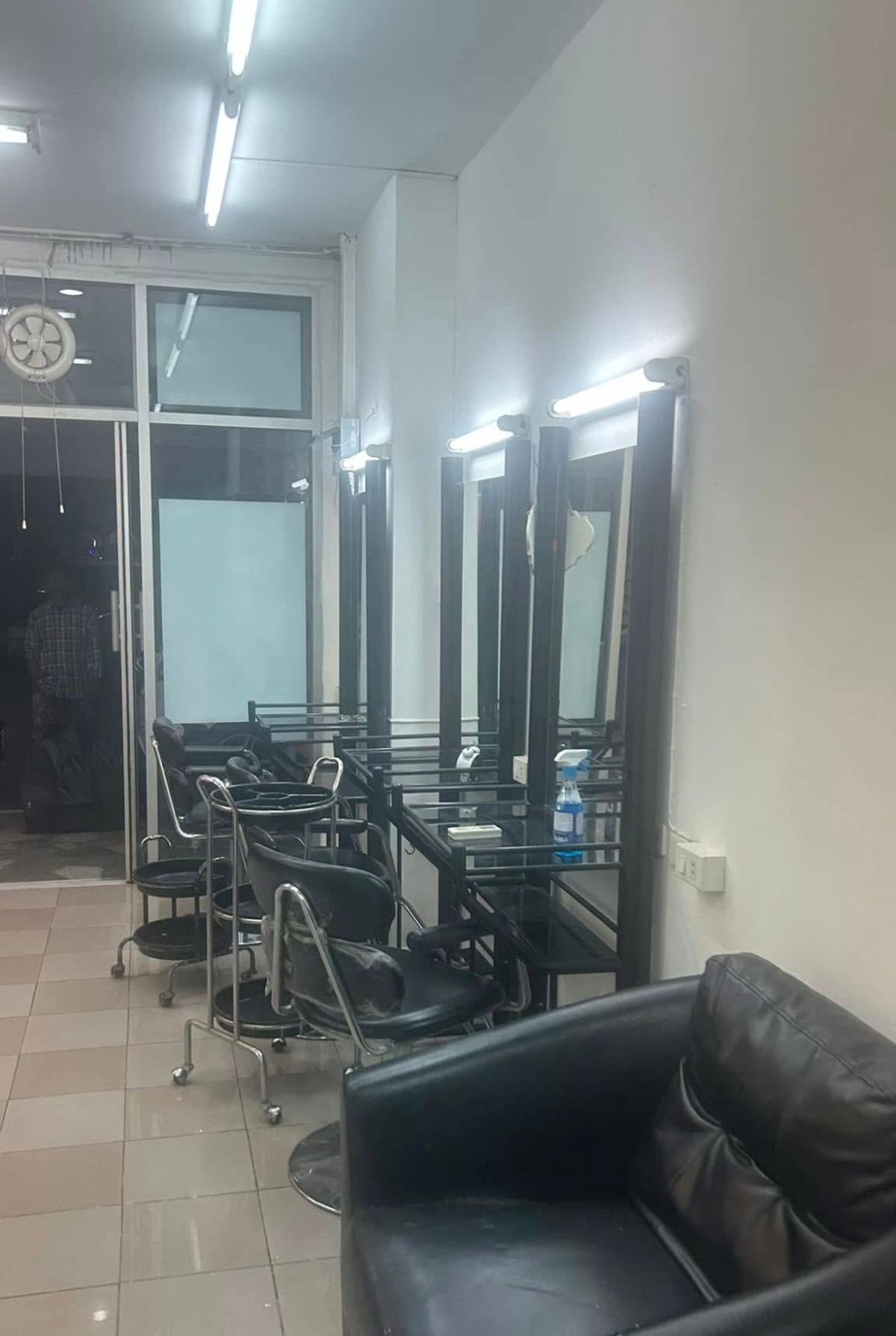 For sale or rent, ground floor condo, Royal Tower 3, Inthamara 25 location. Loading...