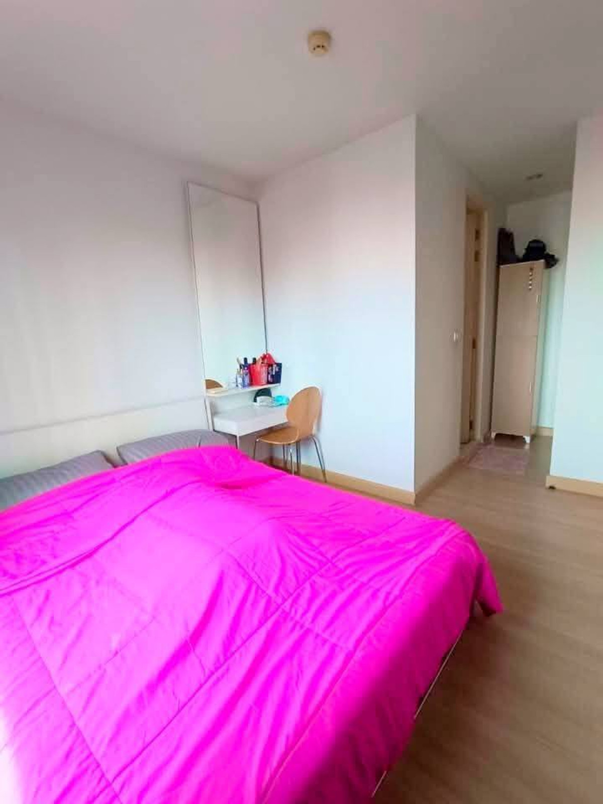 For SaleCondoBangna, Bearing, Lasalle : (Code SM1534) Condo for sale, The Parkland Srinakarin Lakeside, beautiful room, pool view.