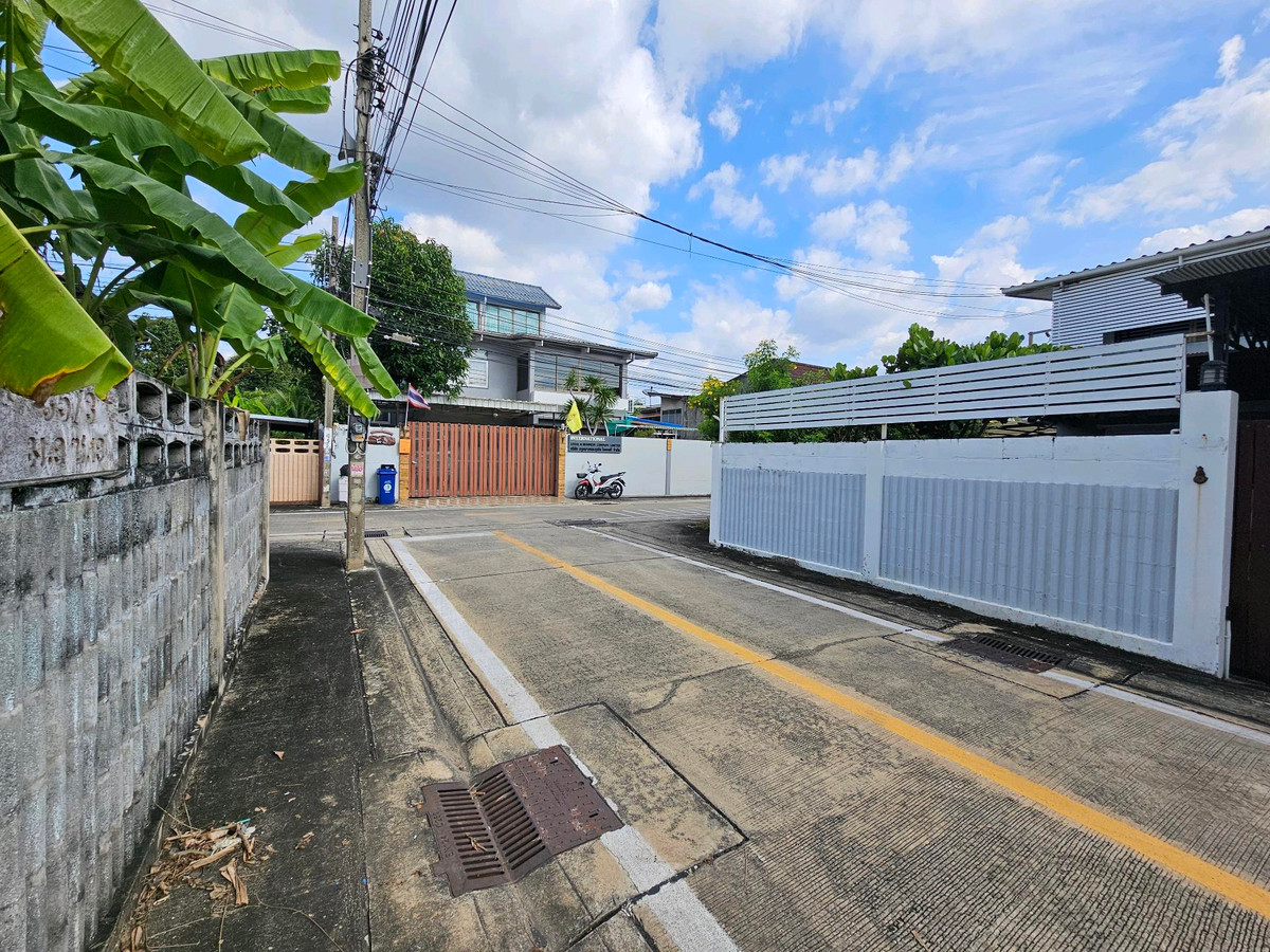 ขายด่วน บ้านเดี่ยว ส.ภานุรังษี บางกรวย ซอย 19 แยก 3 พื้นที่ 82 ตารางวา บ้านขนาดใหญ่ อยู่สบาย พร้อมเข้าอยู่ Loading...