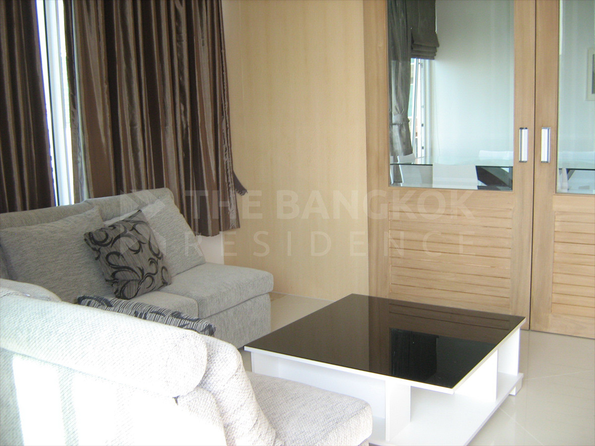 Exclusive for Rent! Rarely available spacious unit at a great price, perfectly located in the heart of Sathorn.🏆🏆The Empire Place Sathorn By Jinyanaz 🥇🥇 Loading...