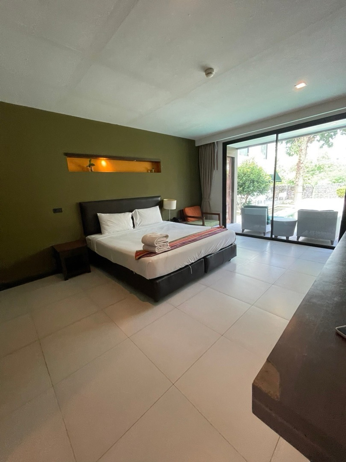 For SaleHotel&Apartment BusinessHuahin, Prachuap Khiri Khan, Pran Buri : Hotel for sale located in the downtown area of ​​Hua Hin. Next to Phetkasem Road, total area 4 and a half rai.
