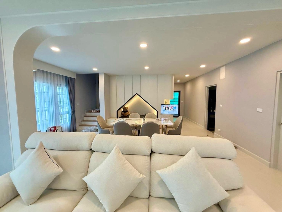 🌟ให้เช่าบ้านเดี่ยว เซนโทร บางนา บ้านเดี่ยว 2 ชั้น 4 ห้องนอน|5 ห้องน้ำ ตกแต่งสวย เฟอร์ครบ-พร้อมอยู่อาศัย💥ค่าเช่า 150,000 บาท|เดือน  Loading...