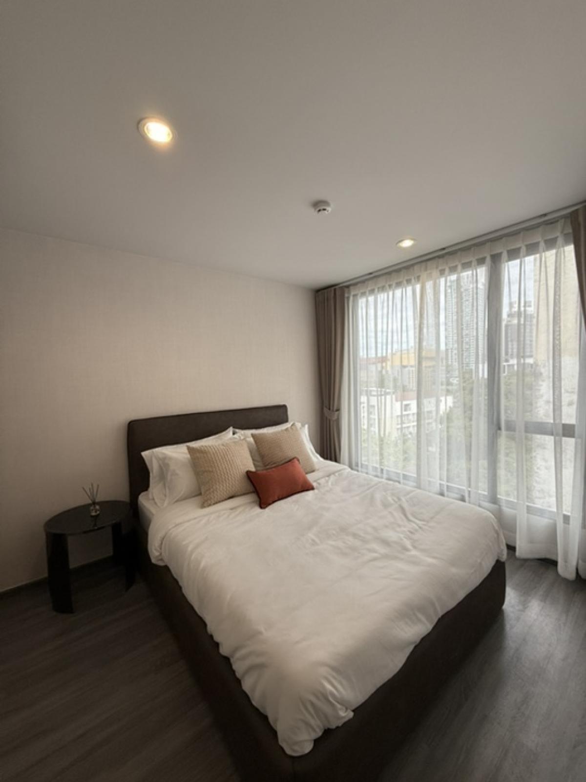 For RentCondoSukhumvit, Asoke, Thonglor : For urgent rent, Ideo Mobi Sukhumvit 40, BTS Ekkamai, one bedroom, one bathroom, brand new room, only 23,000 baht!!