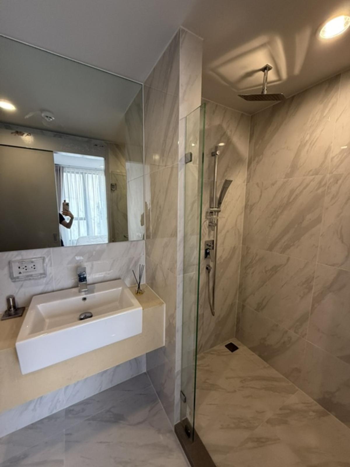 For RentCondoSukhumvit, Asoke, Thonglor : For urgent rent, Ideo Mobi Sukhumvit 40, BTS Ekkamai, one bedroom, one bathroom, brand new room, only 23,000 baht!!