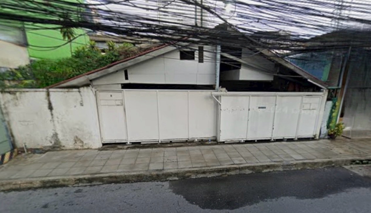 For RentRetail SpaceNana, North Nana,Sukhumvit13, Soi Nana : For sale/rent wooden house 59 square wah, Nana Sukhumvit, near BTS Ploenchit 200 meters, for doing business, can be decorated and renovated.