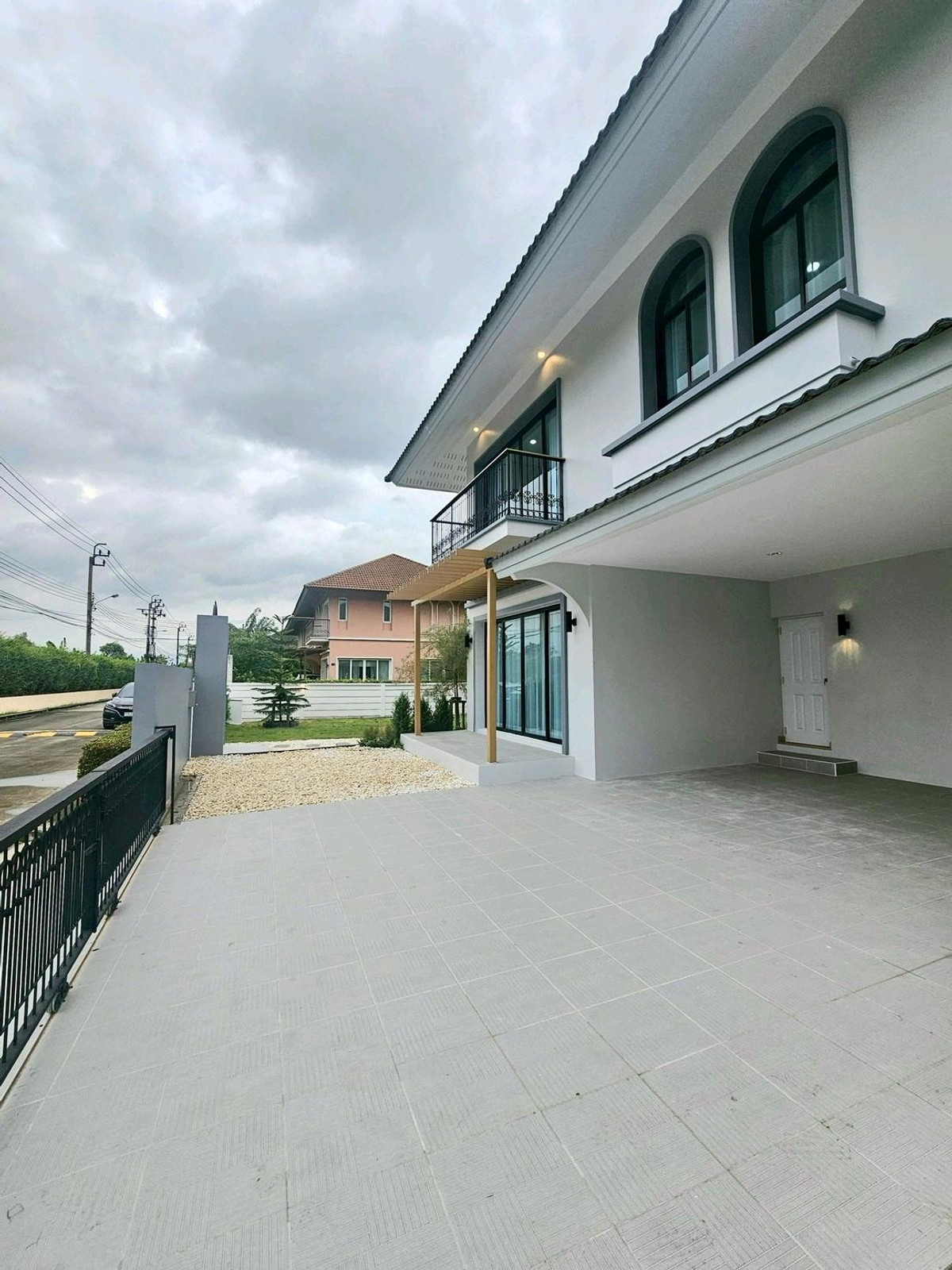 For SaleHouseNawamin, Ramindra : 2-story detached house, luxury home, The Takkhana Village. Pink Line Fashion Island Department Store, The Promenade, Big C, Makro, Lotus, near Hathaimit Fresh Market, Minburi Market, renovated and ready to move in. Free furniture