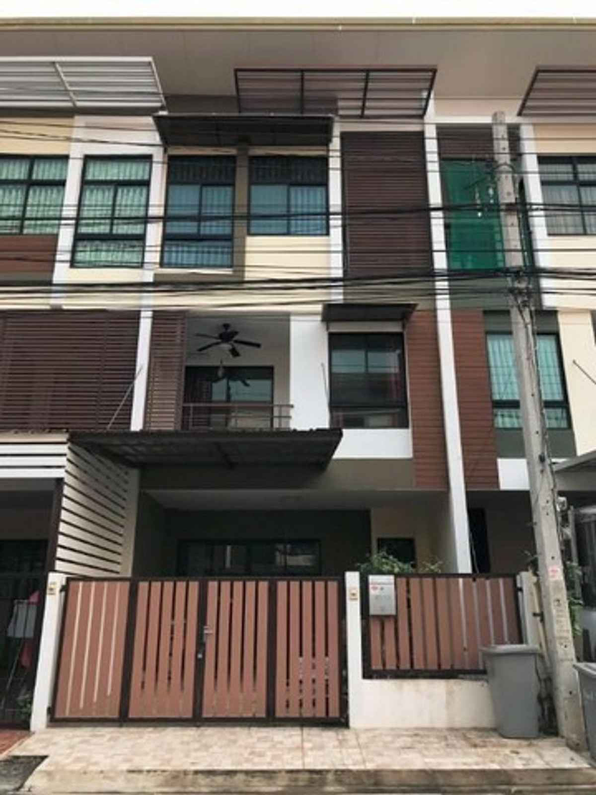 ขายทาวน์โฮมบางแค เพชรเกษม : ขายพร้อมผู้เช่าทาวน์โฮม 3 ชั้น ม.ซิกเนเจอร์ เพชรเกษม 69 พร้อมเฟอร์นิเจอร์