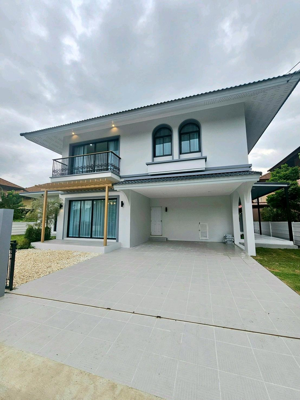 For SaleHouseNawamin, Ramindra : 2-story detached house, luxury home, The Takkhana Village. Pink Line Fashion Island Department Store, The Promenade, Big C, Makro, Lotus, near Hathaimit Fresh Market, Minburi Market, renovated and ready to move in. Free furniture